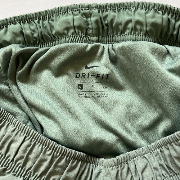 Nike women’s shorts - Picture 3 of 4